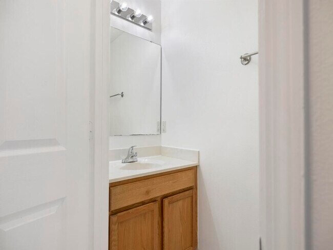 Building Photo - 981 SW McElroy Ave