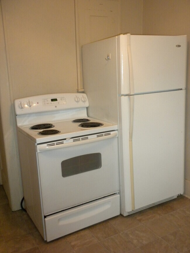 Building Photo - 2 bedroom/1 bathroom home