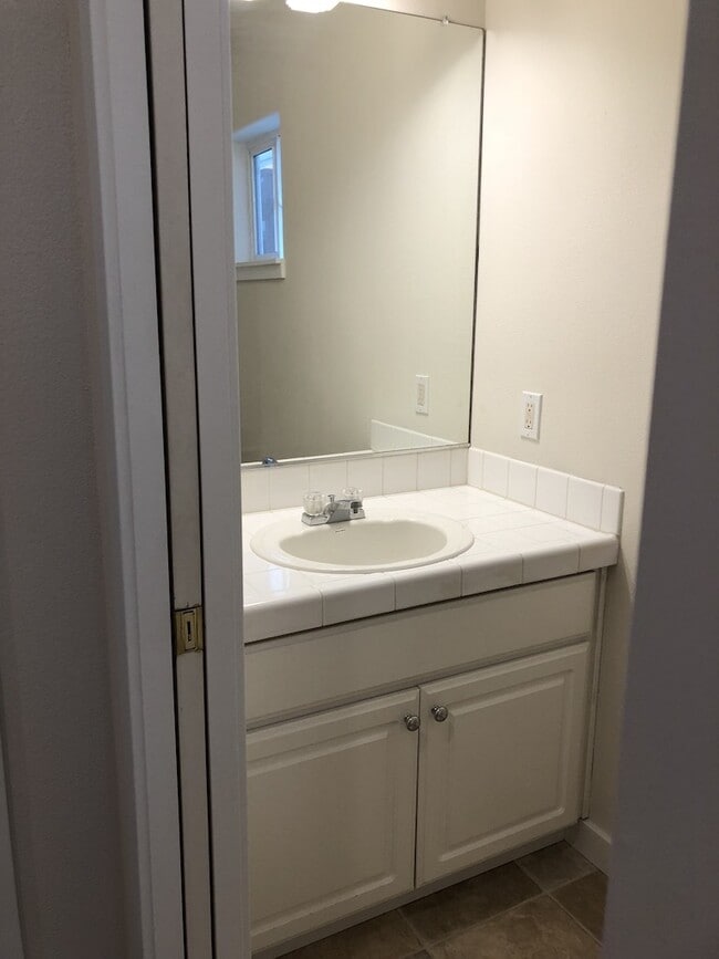 Building Photo - Beautiful Townhouse in Prime Tigard Locati...