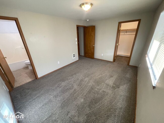 Building Photo - 3bd/2ba Duplex with Two Car Garage in Unio...