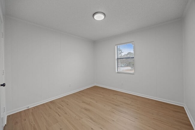 Building Photo - Welcome to Ravenwood Drive!