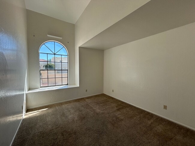 Building Photo - 1912 E Vinedo Ln
