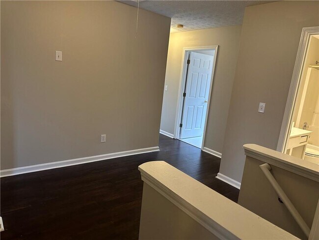 Building Photo - 590 Clairidge Ln SW