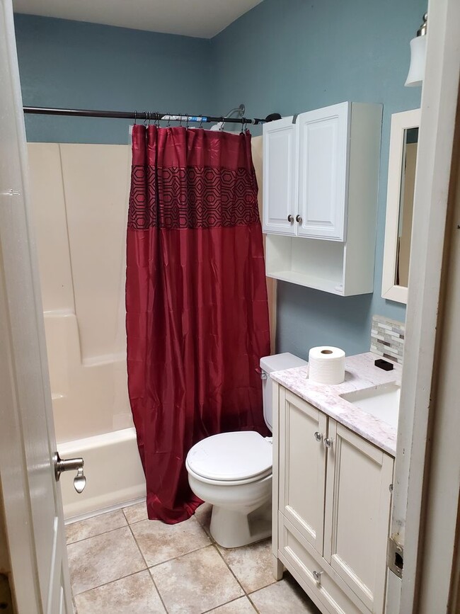 Building Photo - 3 Bedroom, 2 Bath with large fenced in bac...