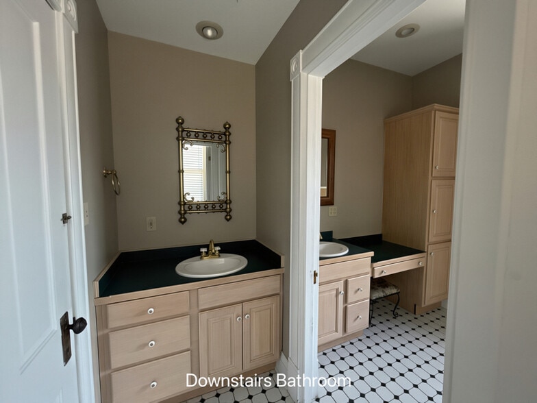 Building Photo - 1112 E Walnut St