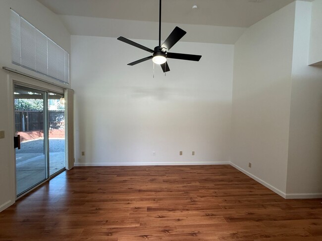 Building Photo - 749 Oak Brook Dr