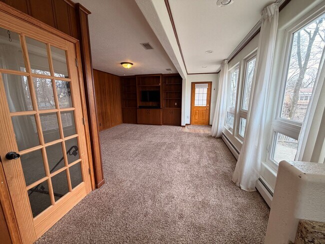 Building Photo - Gorgeous 2+ Bedroom 2 Bathroom Home $1995