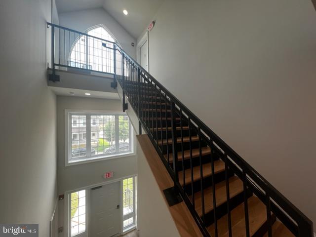 Building Photo - 215 E Linden St