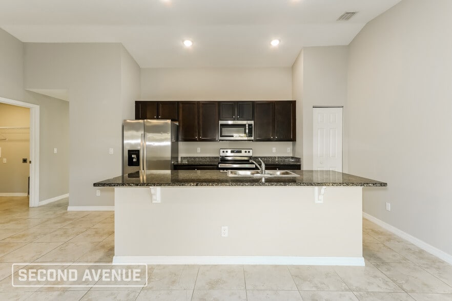 Building Photo - 1426 Paramount Ave SE