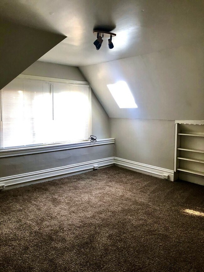 Building Photo - *** Amazing Shadyside Apartment * Walk to everything * Pet Friendly * Duplex Style Apartment * Lu...