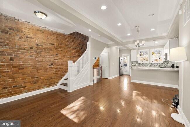 Building Photo - 912 I St NE