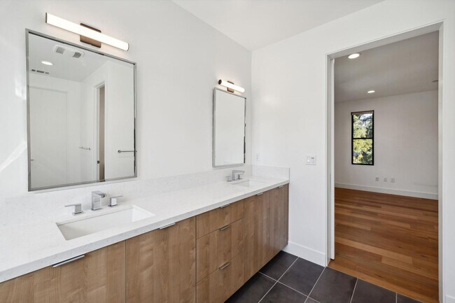 Building Photo - Luxurious Modern Single Family Home in West Menlo Park Available Now!