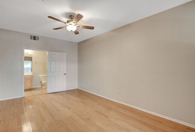 Building Photo - Beautiful  2bed 2bath Gated Community