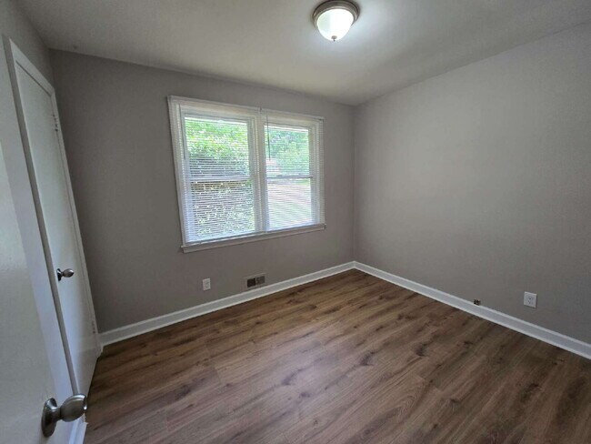 Building Photo - Newly Renovated Ranch Home