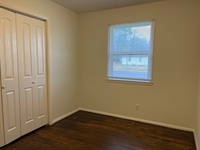 Building Photo - Centrally located 3 bedroom bungalow READY NOW!