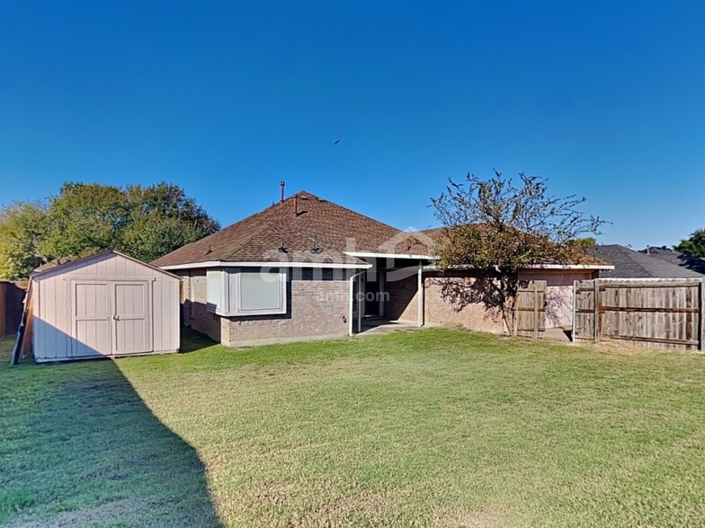 Building Photo - 532 N Parks Dr