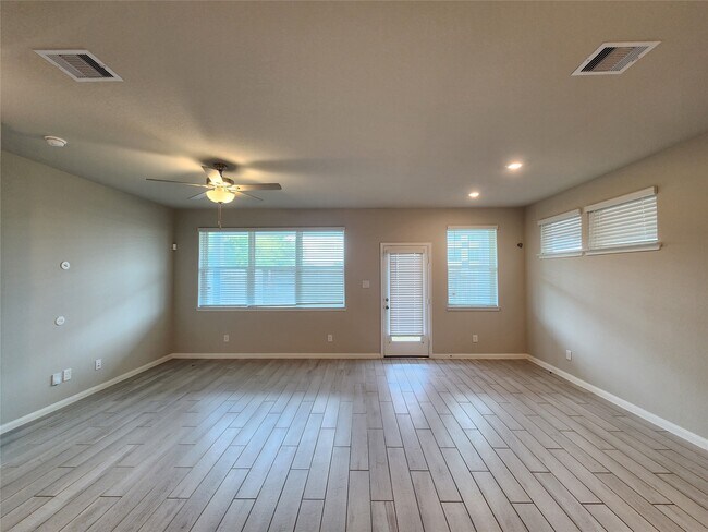 Building Photo - 1513 Lakeline Oak Dr