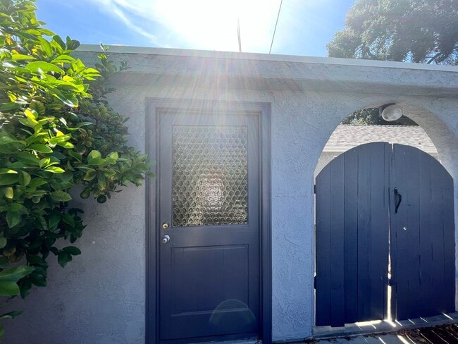 Building Photo - Charming Oak View Studio