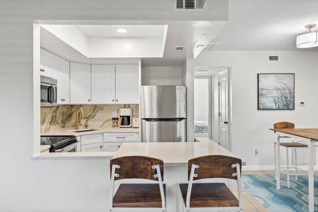 Building Photo - 2319 Tamarind Dr