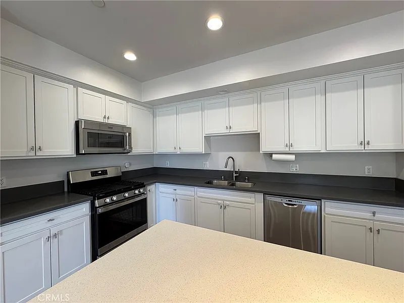 Building Photo - 5432 Hermitage Ave