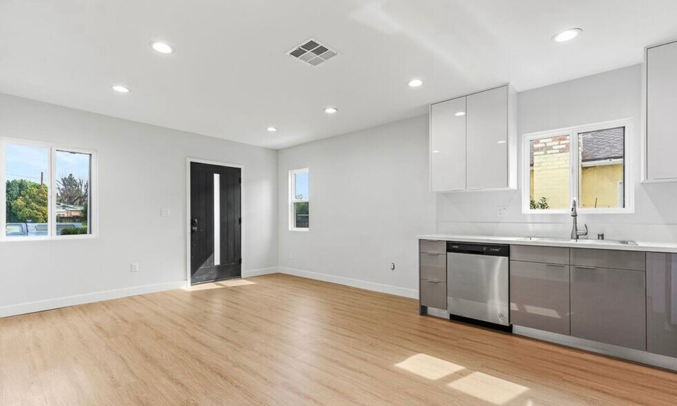 Building Photo - 1113 N Pass Ave