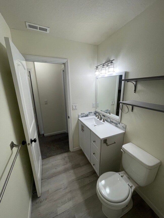 Building Photo - ** MOVE IN SPECIAL** 4 Bedroom House in Jefferson!