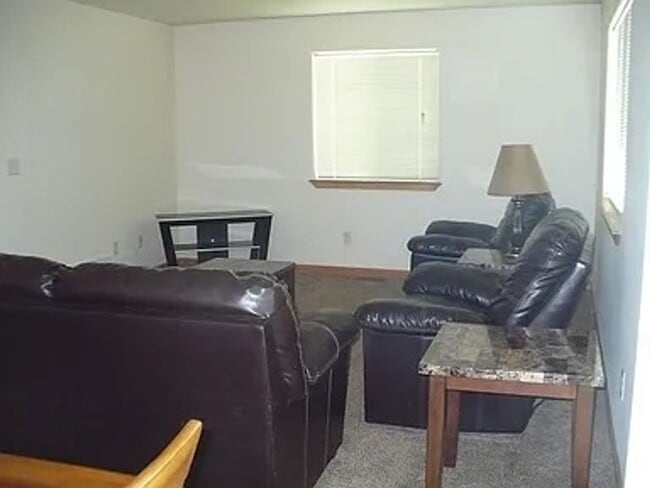 Building Photo - Beautiful 3 bed 2.5 bath Duplex