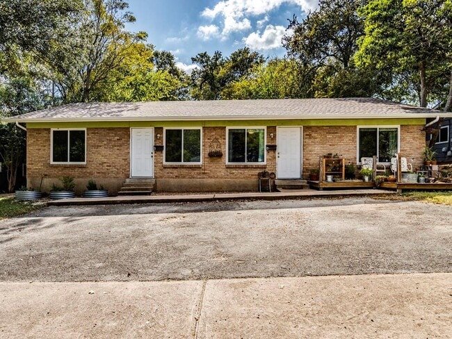 Building Photo - 1607 Valleyridge Dr