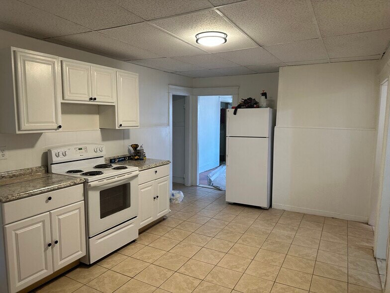 Building Photo - 208 Pilgrim Ave