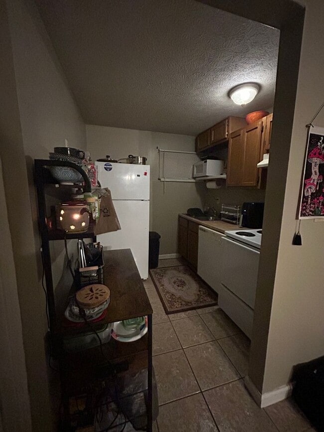 Building Photo - 2 bedroom-close to campus!