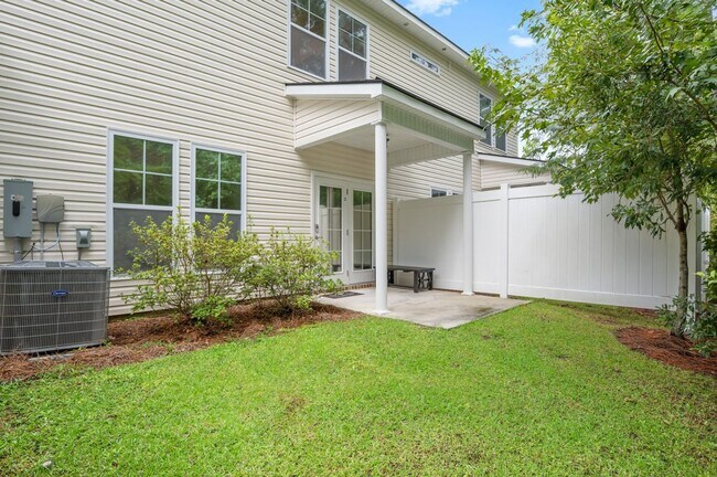 Building Photo - Furnished rental/Short Term Available