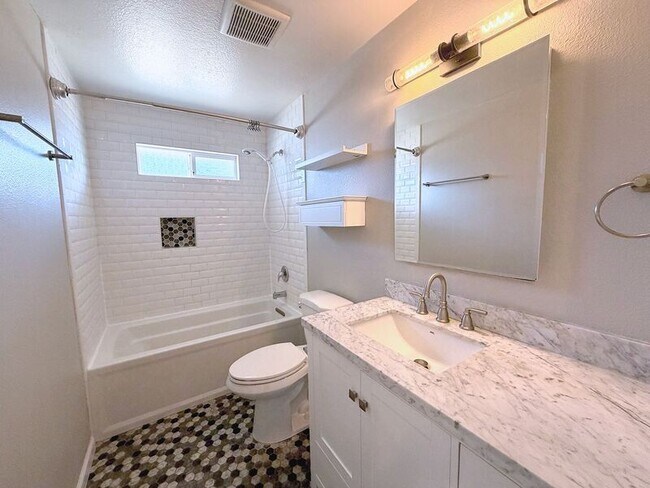 Building Photo - 410 Crona St