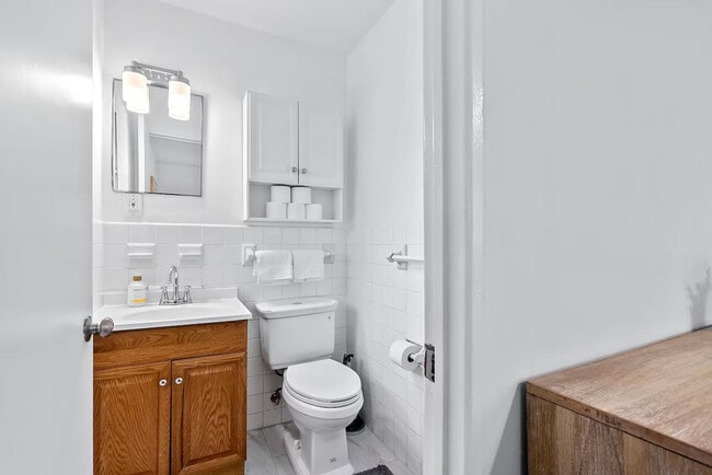 Building Photo - 814 Holiday Ave