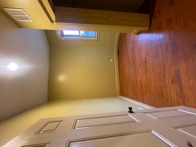 Building Photo - 3341 W Walnut St