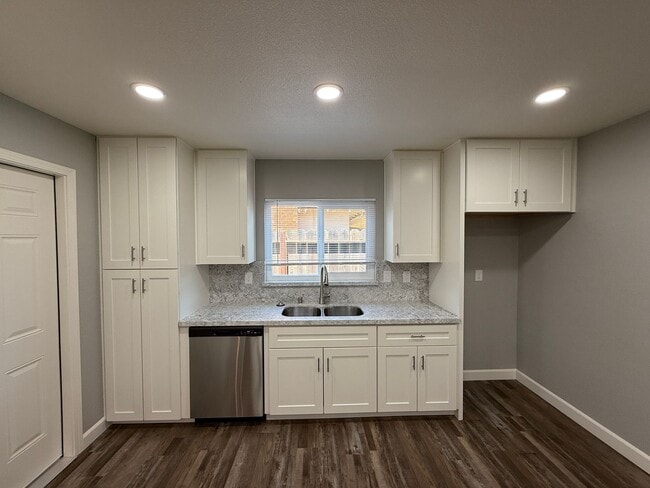Building Photo - Newly remodeled 3 bedroom in the heart of ...