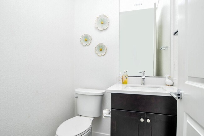 Building Photo - Waterfront Beauty