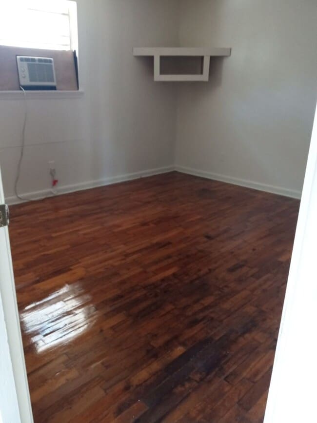 Building Photo - 122 Woodland Ave