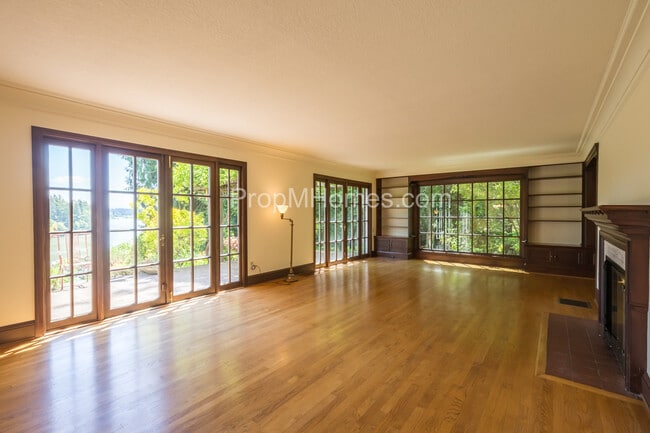 Building Photo - Riverfront Perfection with this Charming 3 Bedroom Lake Oswego Home!