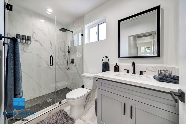 Building Photo - 5841 Vanalden Ave