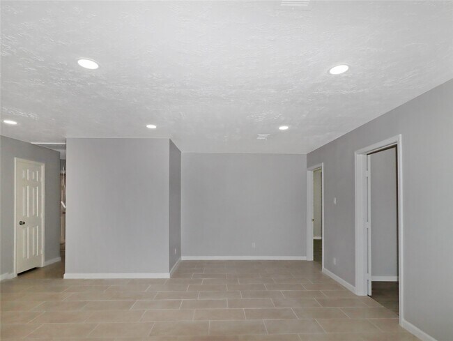 Building Photo - 8711 Shadow Crest St
