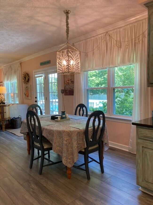 Building Photo - 117 Runaway Ln