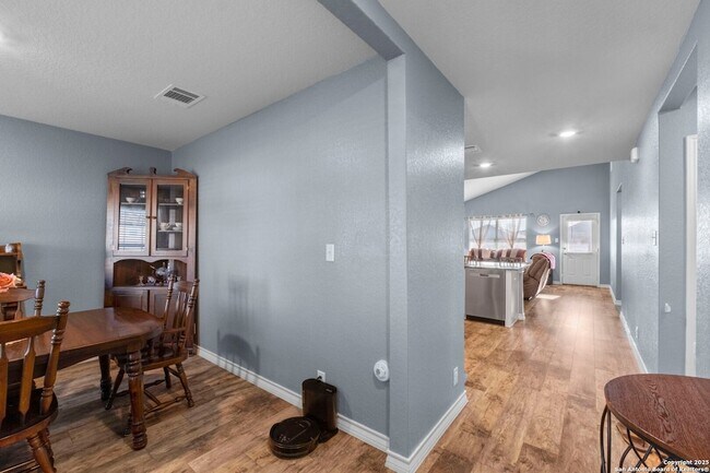 Building Photo - 511 Diamond Shls