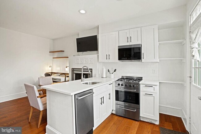Building Photo - 409 Constitution Ave NE