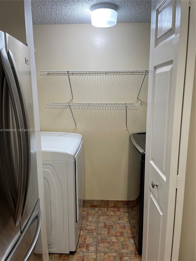 Building Photo - 570 S Park Rd