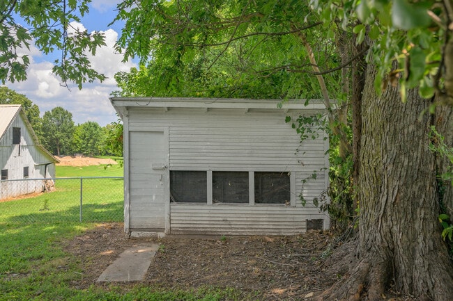 Building Photo - 11812 Pine St