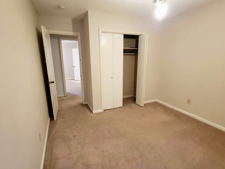 Building Photo - 804 Linbard Ln