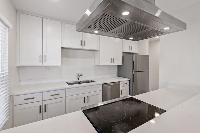 Building Photo - 2048 Swazey St