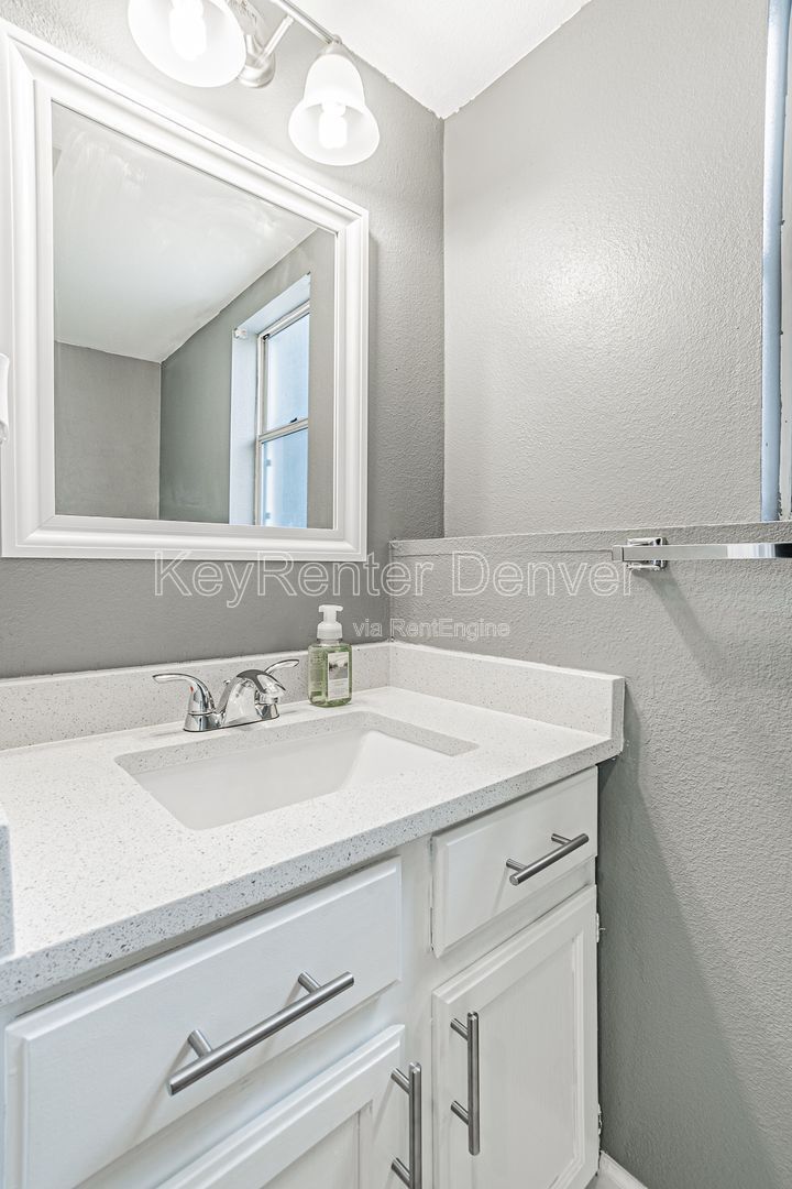 Building Photo - 18747 E Carmel Cir