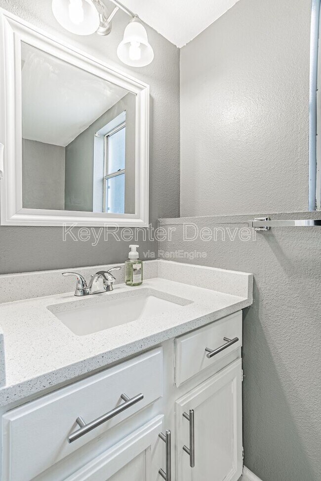 Building Photo - 18747 E Carmel Cir