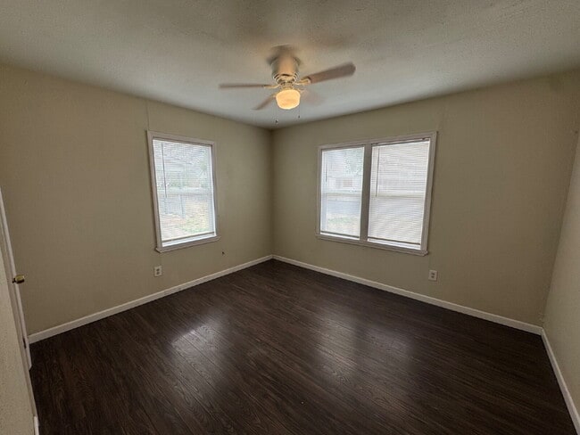 Building Photo - Beautiful 2 bedroom Home Near 19th & Quaker!